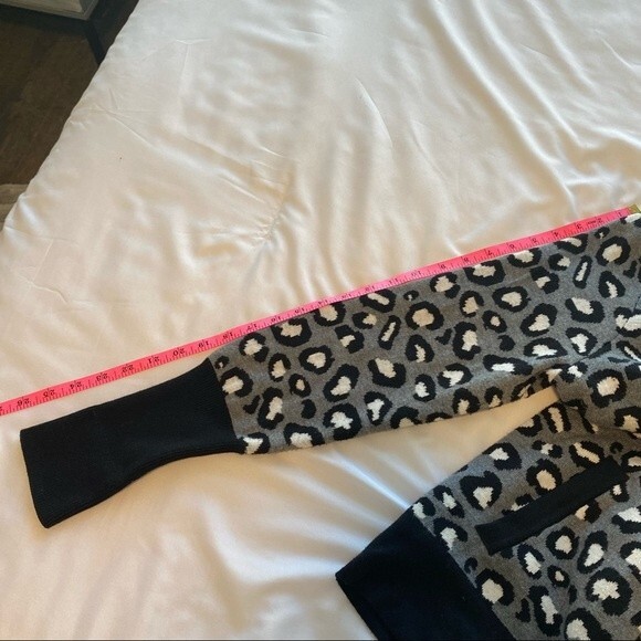 Rachel Zoe Black Silver Gray Animal Print Zip Front 2 Pocket Sweater Jacket M - Picture 14 of 14